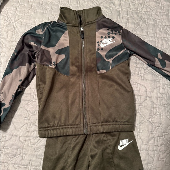 Nike Joggers and Jacket - Picture 6 of 6